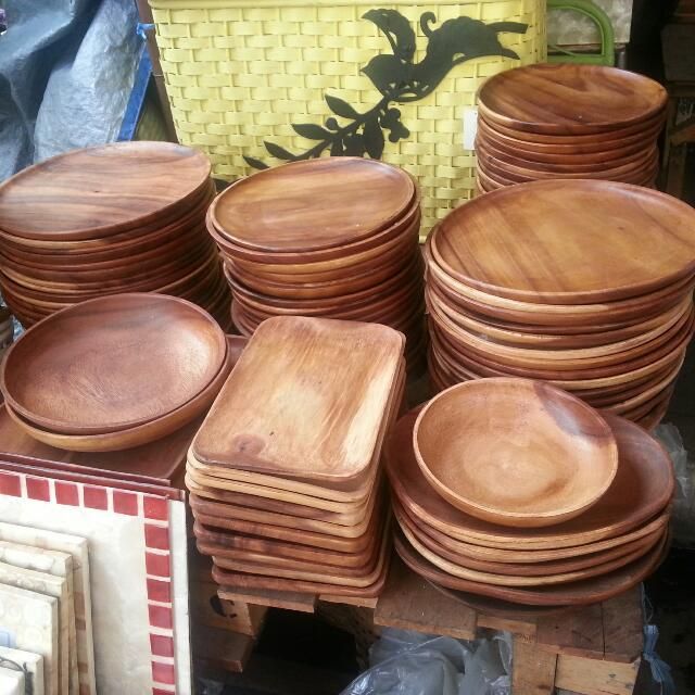 WOODED BOWLS AND TRAYS